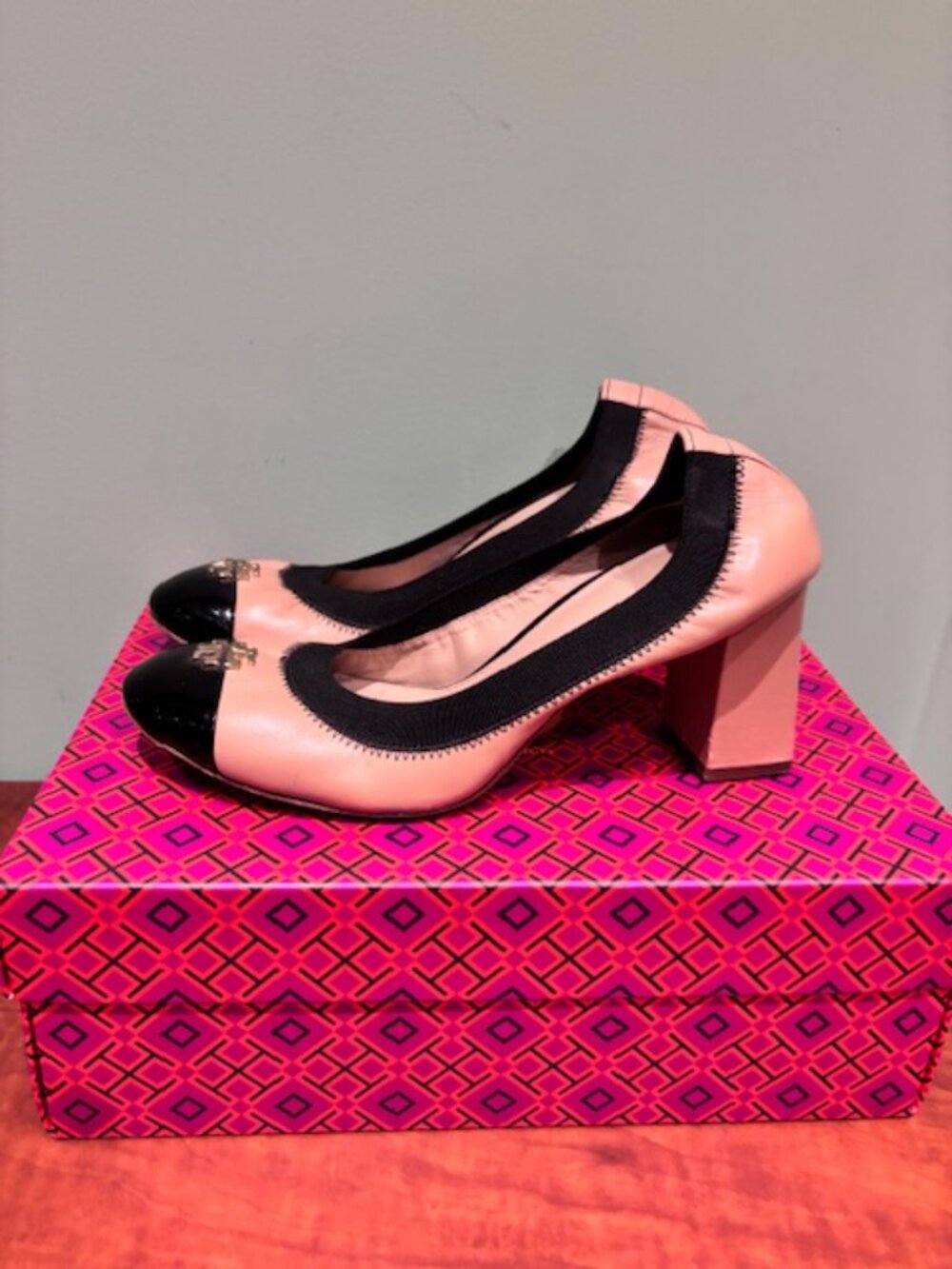 Tory Burch Jolie Tan/Black Patent Leather Block Heel Shoes, Size 7.5M